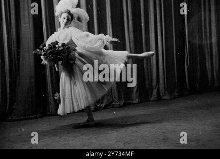 La nuova compagnia di balletto junior formata al Sadler's Wells sotto la direzione di Miss Ursula Moreton fa il suo debutto al Sadler's Wells Theatre l'8 aprile. Conosciuto come Sadler's Wells Opera Ballet, aprirà con un nuovo balletto di Andree Howard con musica di Bizet. L'immagine mostra: June Brae nel ruolo della Signora e Leo Kersley nel ruolo del Maestro delle cerimonie in una prova di "la Belle Assemblee". 5 aprile 1946 Foto Stock