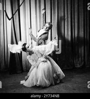 La nuova compagnia di balletto junior formata al Sadler's Wells sotto la direzione di Miss Ursula Moreton fa il suo debutto al Sadler's Wells Theatre l'8 aprile. Conosciuto come Sadler's Wells Opera Ballet, aprirà con un nuovo balletto di Andree Howard con musica di Bizet. - - Immagini: June Brae nel ruolo della Signora e Leo Kersley nel ruolo del Maestro delle cerimonie in una prova de la Belle Assemblee. - 5 aprile 1946 Foto Stock