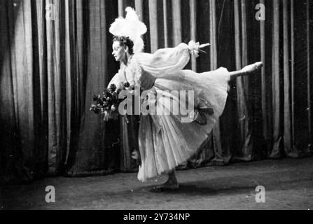 La nuova compagnia di balletto junior formata al Sadler's Wells sotto la direzione di Miss Ursula Moreton fa il suo debutto al Sadler's Wells Theatre l'8 aprile. Conosciuto come Sadler's Wells Opera Ballet, aprirà con un nuovo balletto di Andree Howard con musica di Bizet. - - Immagini: June Brae nel ruolo della Signora e Leo Kersley nel ruolo del Maestro delle cerimonie in una prova de la Belle Assemblee. - 5 aprile 1946 Foto Stock