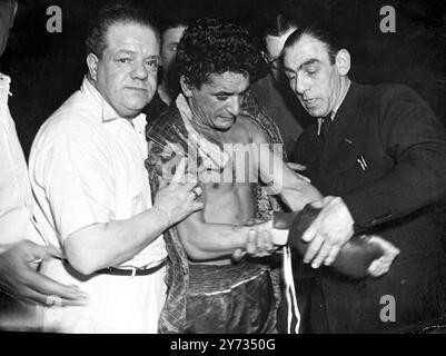 La lotta per il campionato europeo dei pesi bantam si è svolta stasera, martedì, all'Albert Hall di Londra, quando jackie Paterson di Glasgow ha incontrato Theo Medina di Parigi. Theo medina ha fotografato il fatto di aver tolto i guanti dopo la fine della lotta. 19 marzo 1946 Foto Stock