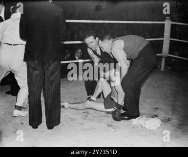 La lotta per il campionato europeo dei pesi bantam si è svolta stasera, martedì, all'Albert Hall di Londra, quando jackie Paterson di Glasgow ha incontrato Theo Medina di Parigi. Jackie Paterson e' stato assistito al suo angolo dopo la fine del combattimento. 19 marzo 1946 Foto Stock