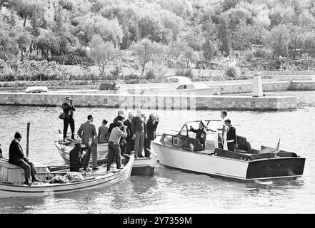 Una delle navi di pattuglia a guardia dell'isola di Skorpios , dove si sposeranno oggi la signora Jacqueline Kennedy e il signor Aristotele Onassis , impedendo il carico di giornalisti e fotografi di stampa che si avvicinano allo yacht Christina di Onassis 20 ottobre 1968 Foto Stock