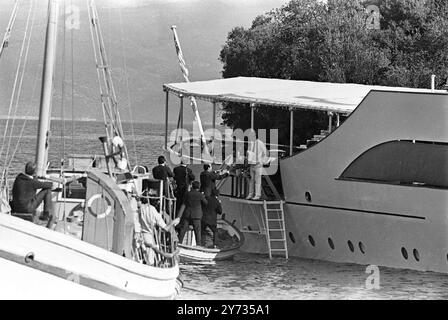 Da una piccola barca , i nuovi e i fotografi della stampa consegnano un bouquet a un membro dell' equipaggio dello yacht Christina di Onassis ancorato al largo dell' isola di Skorpios . Il bouquet è stato presentato per conto dei giornalisti alla signora Jacqueline Kennedy che ha sposato Aristotele Onassis il 20 ottobre 1968 Foto Stock