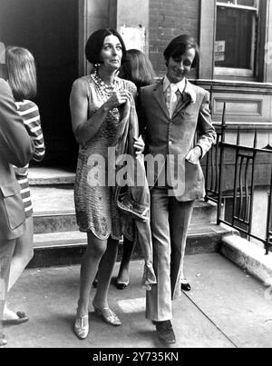 Comtesse de la Falaise , e John McKendry , fotografarono dopo aver lasciato l'ufficio del registro di Chelsea . McKendry , che è nei primi anni '30 è curatore delle stampe al Metropolitan Museum di New York . La Comtesse , figlia di Lady Birley e del defunto ritrattista Sir Oswald Birley , 6 luglio 1967 Foto Stock