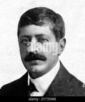 Il colonnello Aubrey Herbert MP 1923 Aubrey Nigel Henry Molyneux Herbert (1880 – 26 settembre 1923) è stato un diplomatico britannico, viaggiatore e ufficiale dei servizi segreti associato all'indipendenza albanese. Due volte gli fu offerto il trono d'Albania. Dal 1911 fino alla sua morte, è stato un deputato conservatore al Parlamento. Foto Stock