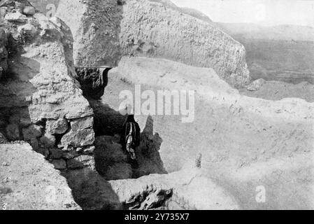 Le mura di Gerico dissotterrarono : scoperte della città che cadde davanti alla tromba di Giosuè . Un angolo della torre d'angolo nord-ovest della cittadella dopo gli scavi della Deutsche Orient-Gesellschaft 1909 Foto Stock
