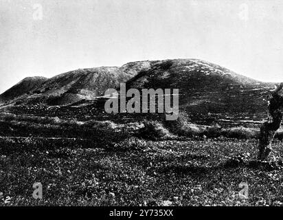Le mura di Gerico dissotterrarono : scoperte della città che cadde davanti alla tromba di Giosuè . La parte nord del colle Jericho , da ovest dopo gli scavi della Deutsche Orient-Gesellschaft 1909 Foto Stock