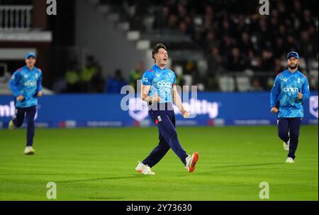 L'inglese Matthew Potts (centro) celebra il wicket dell'australiano Steve Smith durante il quarto One Day International Match al Lord's Cricket Ground di Londra. Data foto: Venerdì 27 settembre 2024. Foto Stock