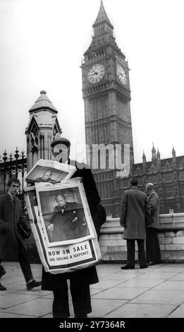 Visti a Londra questa mattina ci sono questi due Churchill Memorials , uno dei quali è un memoriale offerto da un giornale nazionale e l' altro , le Houses of Parliament , la cui sopravvivenza è sufficiente a rendere omaggio alla grandezza del beato Premier . I tre giorni di Sir Winston Churchill in State iniziarono nella Westminster Hall di 900 anni - la Hall of Kings , all' ingresso di Santo Stefano della quale , i membri ordinari del pubblico sfidarono la fredda aria mattutina per fare la fila per l' apertura delle 11 del mattino . - 27 gennaio 1965 Foto Stock