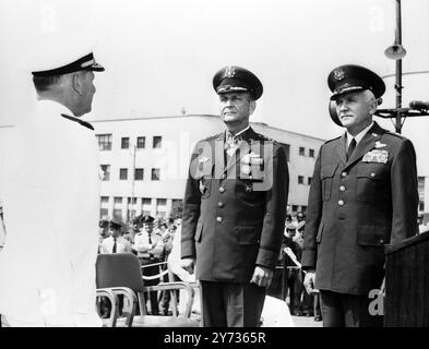 Cambio di comando AFSOUTH Post , Bagnoli , Italia : l'ammiraglio Horacio Rivero, USN, Comandante in Capo delle forze alleate dell'Europa meridionale (AFSOUTH) (sinistra), è in piedi con il tenente generale John S Hardy, USAF, Comandante uscente delle forze aeree alleate dell'Europa meridionale (AIRSOUTH) (centro) e il tenente generale Fred M Dean, comandante entrante dell'USAF, come ordini si leggono alla cerimonia del cambio di comando tenutasi presso il POSTO AFSOUTH, Bagnoli, Italia, il 1 agosto 1968. Allied Air Forces Southern Europe ( AIRSOUTH ) è il comando aereo della NATO per l' Europa meridionale . Comandata dal tenente generale Fred M Dean USAF, ha il peacetim quotidiano Foto Stock