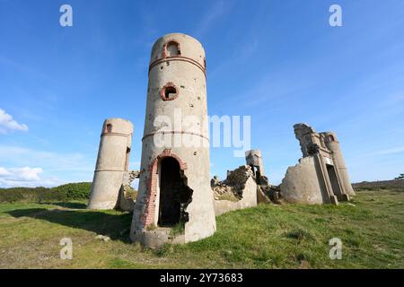 Rovina di Manoir Saint Pol Roux sulla costa atlantica della Bretagna vicino a Camaret sur Mer, Francia Foto Stock