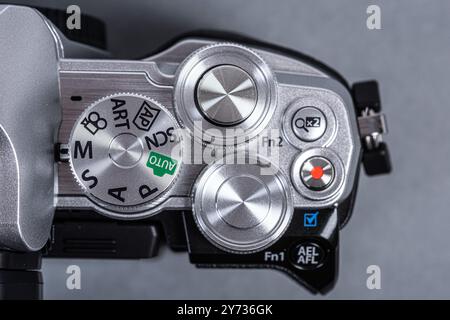 Gothenburg, Svezia - 19 giugno 2019: Controlli della fotocamera mirrorless digitale Olympus OM-D e-M10 III. Foto Stock