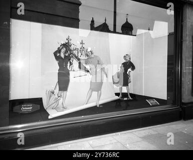 Vetrina dei grandi magazzini Derry and Toms , in High Street , Kensington , Londra , durante un concorso per la pagina femminile del Daily Telegraph . 27 maggio 1959 Foto Stock