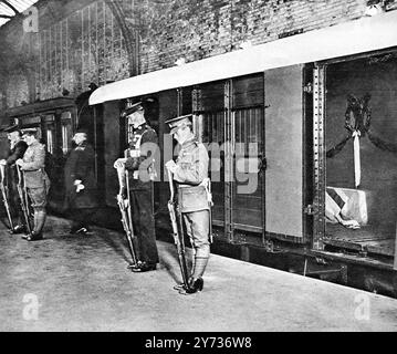 Nella stazione marina di dover la bara del Guerriero sconosciuto fu posta nella stessa auto - una cappella itinerante - in cui i corpi dell'infermiera Cavell e del capitano Fryatt erano stati portati a Londra. La vettura si rimise a dover circa un'ora , durante la quale era sorvegliata da quattro uomini che rappresentavano , rispettivamente , la Marina , l'Aeronautica militare , i Royal Marines e l'Esercito . Novembre 1920 Foto Stock