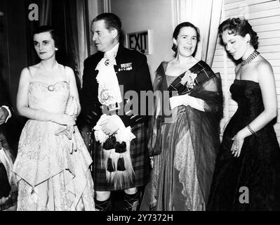 Al 157° banchetto della Highland Society a Londra parteciparono il Duca e la Duchessa di Argyll e molte persone ben note . Da sinistra a destra in questa fotografia sono : la Duchessa di Argyll , il Duca di Argyll , Lady Malcom Douglas Hamilton , e sua figlia la Principessa Andre Yedifaroff . 14 luglio 1954 Foto Stock