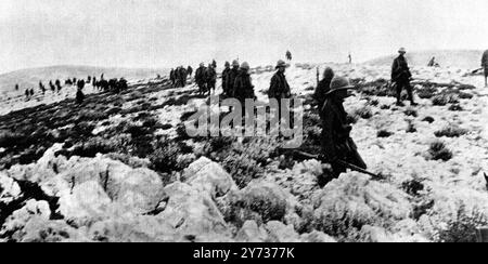 La più discussa di tutte le operazioni della grande Guerra : l' attacco ai Dardanelli . Visto qui avanzare all'attacco in libertà : parte della brigata navale si spostò attraverso una cresta vicino a Capo Helles , Turchia aprile 1915 29 maggio 1915 Foto Stock