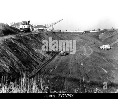 I lavori stanno procedendo sulla strada appraoch del Dartford Tunnel sul lato Kent . Questa foto è stata scattata a Dartford , e mostra il taglio effettuato tra Watling Street e Rochester Way . La strada di avvicinamento dovrebbe essere completata alla fine del prossimo anno , per il Dartford-Purlfleet Tunnel . 15 dicembre 1961 Foto Stock