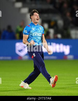 L'inglese Matthew Potts (centro) celebra il wicket dell'australiano Steve Smith durante il quarto One Day International Match al Lord's Cricket Ground di Londra. Data foto: Venerdì 27 settembre 2024. Foto Stock