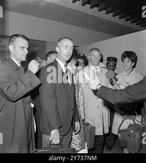 Astronauti americani a Parigi. Parigi ; gli astronauti americani James McDivitt ( a sinistra ) e Russell Schweickart sono intervistati dai nuovi arrivati all' aeroporto di le Bourget per partecipare all' International Air and Space Show che aprirà domani . Al centro c'è la signora Pat McDivitt . All'interno della mostra ci sarà la cabina degli atronauti Apollo - 9. 29 maggio 1969 Foto Stock