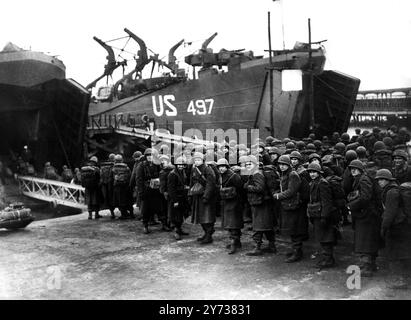 I rinforzi americani per il fronte occidentale lasciano l'Inghilterra . Fotografie ; rinforzi americani per il fronte occidentale imbarcati su mezzi da sbarco in un porto britannico . La maggior parte degli uomini erano stati in Inghilterra per poco tempo . 16 gennaio 1945 Foto Stock