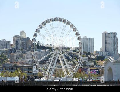 San Francisco, CA - 9 maggio 2024: Vista della SkyStar Wheel al Fisherman's Wharf con la città sullo sfondo. Foto Stock