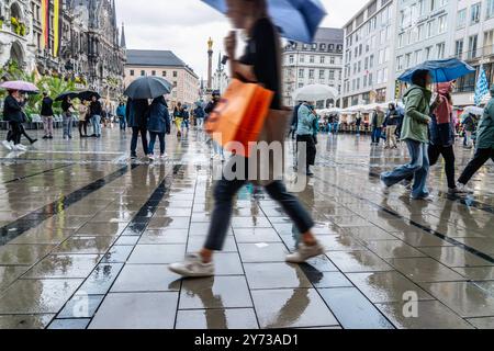 Shopping im Regen, Frau mit Einkaufstüte eilt über den Marienplatz, settembre 2024 Deutschland, München, settembre 2024, Shopping im Regen, Frau mit Einkaufstüte eilt über den Marienplatz, Münchner mit Regenschirmen in der Fußgängerzone, schlechtes Wetter am Wochenende, Innenstadt, Wirtschaft, Herbst, Bayern *** Shopping sotto la pioggia, donna con borsa si affretta attraverso Marienplatz, settembre 2024 Germania, Monaco di Baviera, settembre 2024, shopping sotto la pioggia, donna con borsa si affrettano attraverso Marienplatz, residenti con ombrelli nella zona pedonale, fine settimana brutto, città Foto Stock