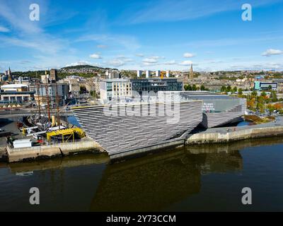 Vista aerea dal drone di Discovery Point e V&A Museum a Dundee sul fiume Tay, Scozia, Regno Unito Foto Stock