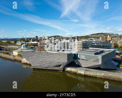 Vista aerea dal drone del V&A Museum di Dundee sul fiume Tay, Scozia, Regno Unito Foto Stock