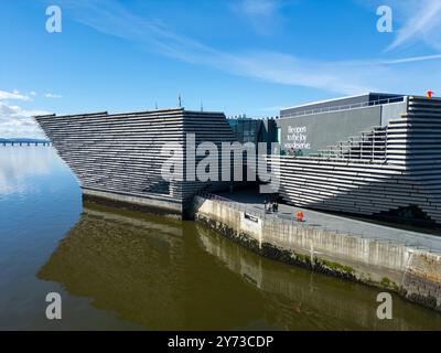 Vista aerea dal drone del V&A Museum di Dundee sul fiume Tay, Scozia, Regno Unito Foto Stock