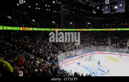 Monaco, Germania. 27 settembre 2024. Zuschauer im Stehbereich vor Spielbeginn GER, EHC Red Bull Muenchen gegen Buffalo Sabres, Eishockey, Testspiel, Preseason, Grand Opening SAP Garden, 27.09.2024. Foto: Eibner-Pressefoto/Heike Feiner credito: dpa/Alamy Live News Foto Stock