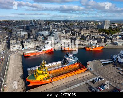 Vista aerea dal drone delle navi nel porto e nello skyline della città di Aberdeen Port, Aberdeenshire, Scozia, Regno Unito Foto Stock