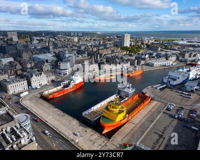 Vista aerea dal drone delle navi nel porto e nello skyline della città di Aberdeen Port, Aberdeenshire, Scozia, Regno Unito Foto Stock