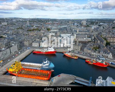 Vista aerea dal drone delle navi nel porto e nello skyline della città di Aberdeen Port, Aberdeenshire, Scozia, Regno Unito Foto Stock