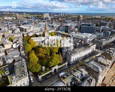 Vista aerea dal drone della chiesa di Kirk of St Nicholas, ad Aberdeen, Aberdeenshire, Scozia, Regno Unito Foto Stock