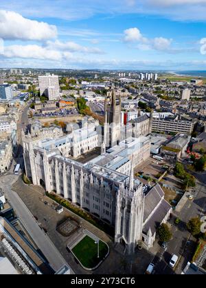 Vista aerea dal drone del Marischal College nel centro di Aberdeen, Aberdeenshire, Scozia, Regno Unito Foto Stock