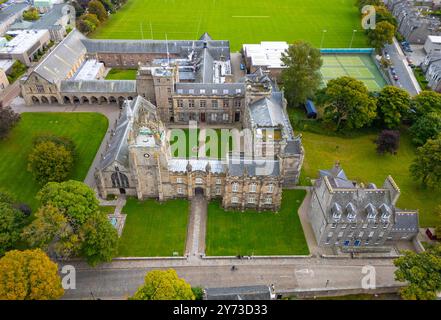 Vista aerea dal drone del King's College presso l'Università di Aberdeen a Old Aberdeen, Aberdeenshire, Scozia, Regno Unito Foto Stock