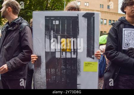 Londra, Regno Unito. 27 settembre 2024. Un manifestante tiene una foto dell'attivista anti-baleniera Paul Watson arrestato durante una "mostra di protesta" fuori Southwark Crown Court. I manifestanti si sono riuniti per mostrare il loro sostegno come due attivisti della Just Stop Oil, Phoebe Plummer e Anna Holland, che hanno gettato zuppa su un dipinto di Van Gogh, hanno ricevuto condanne in prigione. Credito: SOPA Images Limited/Alamy Live News Foto Stock