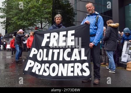 Londra, Regno Unito. 27 settembre 2024. I manifestanti tengono uno striscione "prigionieri politici liberi" durante una "mostra di protesta" all'esterno della Corte Corona di Southwark. I manifestanti si sono riuniti per mostrare il loro sostegno come due attivisti della Just Stop Oil, Phoebe Plummer e Anna Holland, che hanno gettato zuppa su un dipinto di Van Gogh, hanno ricevuto condanne in prigione. Credito: SOPA Images Limited/Alamy Live News Foto Stock