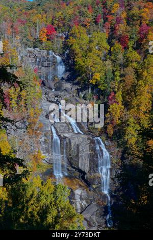 Cascate bianche nel North Carolina circondate dai colori autunnali Foto Stock