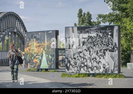 Mostra fotografica sulla caduta del muro di Berlino, i resti del muro di Berlino, il memoriale del valico di frontiera di Bornholmer Strasse, Mitte, Berlino, Germania, Euro Foto Stock