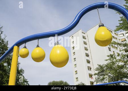 Parco giochi, edificio residenziale, Senftenberger Ring, Maerkisches Viertel, Reinickendorf, Berlino, Germania, Europa Foto Stock