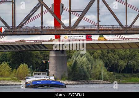 Il ponte Beeckerwerth Reno dell'autostrada A42, traffico di camion, di fronte al ponte ferroviario Haus-Knipp, nave da carico sul Reno vicino a Duisburg Foto Stock