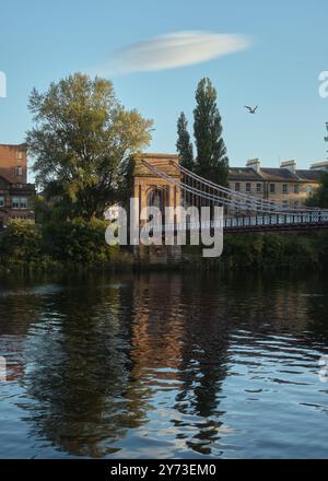 Passerella sospesa sul fiume in un giorno d'estate. Fiume Clyde. South Portland St Suspension Bridge, Glasgow Foto Stock