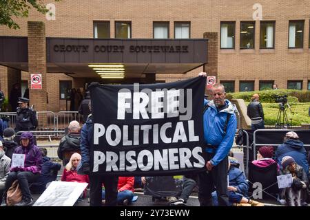 Londra, Regno Unito. 27 settembre 2024. I manifestanti tengono uno striscione "prigionieri politici liberi" durante una "mostra di protesta" all'esterno della Corte Corona di Southwark. I manifestanti si sono riuniti per mostrare il loro sostegno come due attivisti della Just Stop Oil, Phoebe Plummer e Anna Holland, che hanno gettato zuppa su un dipinto di Van Gogh, hanno ricevuto condanne in prigione. (Foto di Vuk Valcic/SOPA Images/Sipa USA) credito: SIPA USA/Alamy Live News Foto Stock