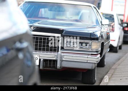 Cadillac DeVille modello 1976 parcheggiata tra auto moderne Foto Stock