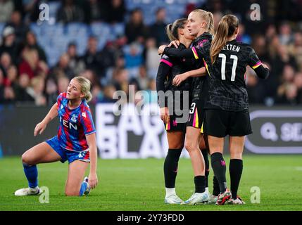 Aggie Beever-Jones (seconda a destra) del Chelsea festeggia con i compagni di squadra dopo aver segnato il gol di apertura della partita durante il Barclays Women's Super League Match a Selhurst Park, Londra. Data foto: Venerdì 27 settembre 2024. Foto Stock