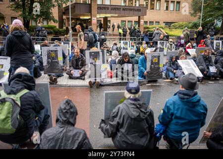 Londra, Regno Unito. 27 settembre 2024. Gli attivisti prendono parte alla manifestazione. I prigionieri politici liberi protestano contro l'azione fuori dalla Corona di Southwark DIFENDENDO LE NOSTRE GIURIE E FERMANDO GLI attivisti DEL PETROLIO. Credito: SOPA Images Limited/Alamy Live News Foto Stock