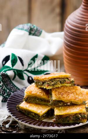 Hortopita. La torta di spuntini greci con bietola svizzera e feta. crea una messa a fuoco selettiva rustica Foto Stock