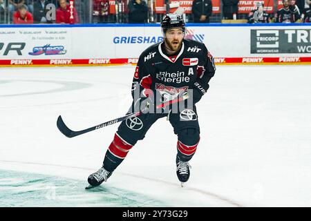 Germania. 27 settembre 2024. Eishockey Penny-DEL 3.Spieltag Koelner Haie - Nuernberg Ice Tigers AM 27.09.2024 in der Lanxess Arena a Koeln Joshua Currie ( Koeln ) Gemaess den Vorgaben der DEL Deutsche Eishockey Liga ist die Publikation und Weiterverwertung der Aufnahmen in elektronischen Medien und Endgeraeten aller Art waehrend des laufenden Spiessinicht. Foto: Revierfoto credito: ddp media GmbH/Alamy Live News Foto Stock