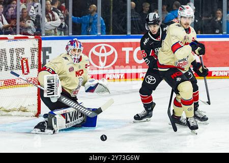 Germania. 27 settembre 2024. Eishockey Penny-DEL 3.Spieltag Koelner Haie - Nuernberg Ice Tigers AM 27.09.2024 in der Lanxess Arena a Koeln Leon Hungerecker ( Nuernberg ), Links - Marco Muenzenberger ( Koeln ), mitte - Julius Karrer ( Nuernberg ), rechts Gemaess den Vorgaben der Deutsche Eishockey Liga ist die Publikation und Weiterverwertung der Foto: Revierfoto credito: ddp media GmbH/Alamy Live News Foto Stock